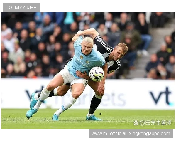 哈兰德头球砸中横梁,曼城距离进球只差毫厘,曼城 哈兰德 哈兰德头球砸中横梁,曼城距离进球只差毫厘,曼城 哈兰德