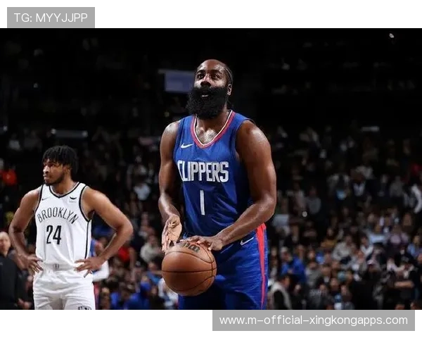 快船与76人之战哈登身着便装场边观战神情严肃 快船与76人之战哈登身着便装场边观战神情严肃